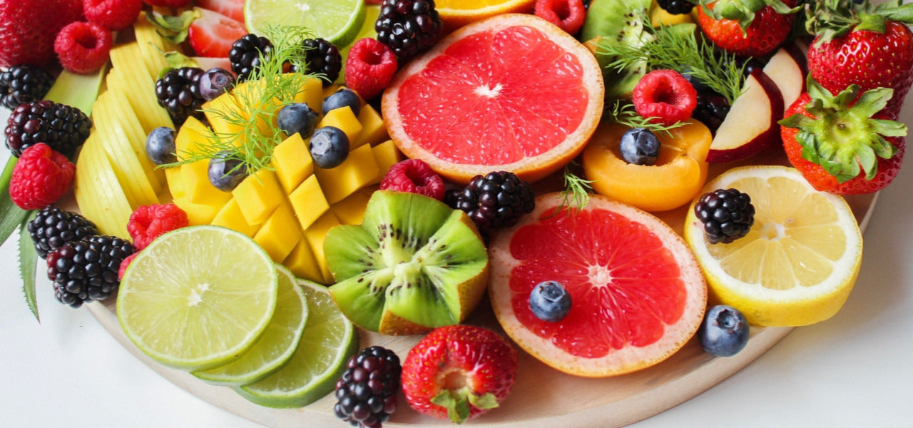 Mango, kiwi i marakuja w perfumach – postaw na moc płynącą z egzotycznych owoców