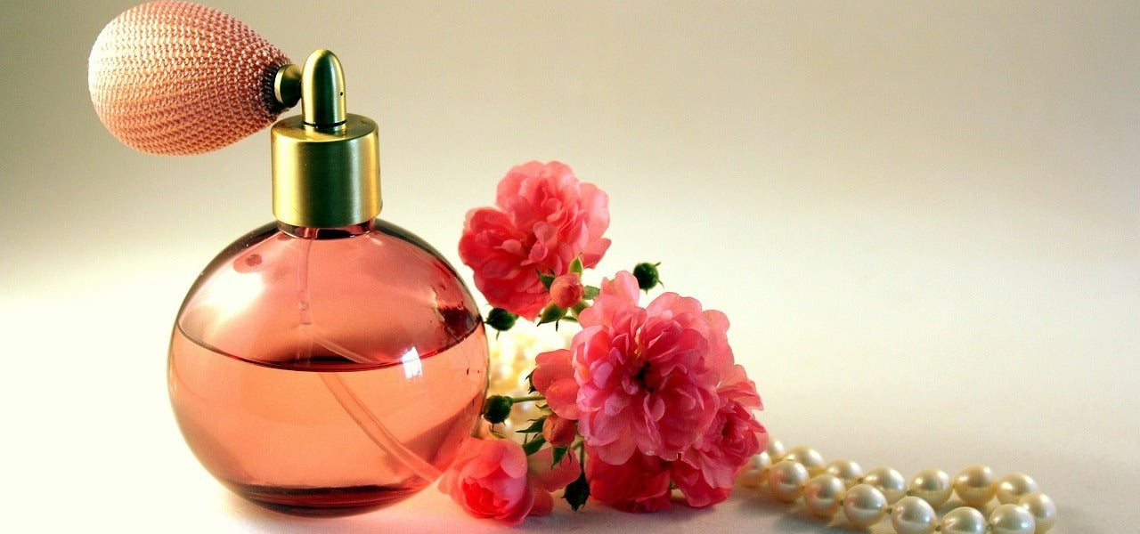 Zestawy do tworzenia perfum – co to takiego i jak wybrać odpowiedni?