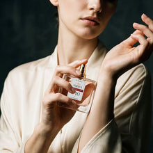 
                    
                      Francuskie perfumy Ambra 040 108 ml w aranżacji
                    
                  