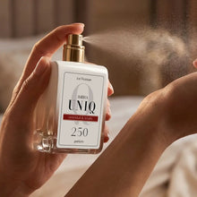
                    
                      Perfumy Ambra UNIQ 250, ujęcie stylizowane
                    
                  