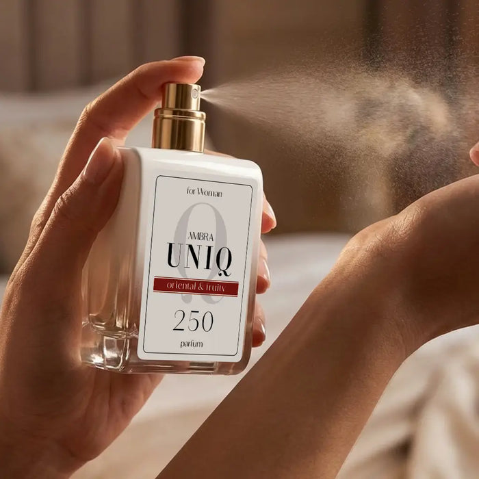 Perfumy Ambra UNIQ 250, ujęcie stylizowane