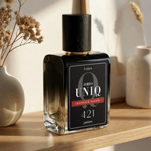 
                    
                      Perfumy Ambra UNIQ 421, ujęcie stylizowane
                    
                  