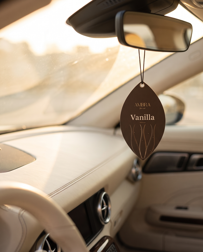 Zawieszka zapachowa Ambra Vanilla zawieszona na lusterku w samochodzie