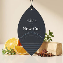 
                    
                      Zawieszka zapachowa do samochodu Ambra New Car – przód z autorskim motywem graficznym
                    
                  