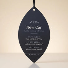 
                    
                      Zawieszka zapachowa Ambra New Car – tył z piramidą nut zapachowych
                    
                  