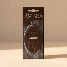
                    
                      Zawieszka zapachowa Ambra Vanilla w opakowaniu, kartonik z przezroczystą folią
                    
                  