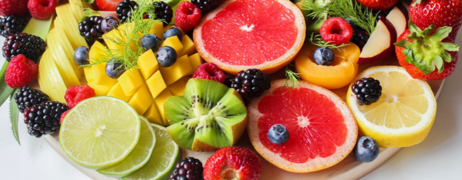 Mango, kiwi i marakuja w perfumach – postaw na moc płynącą z egzotycznych owoców